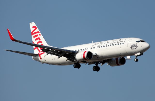 Boeing 737-800 (VH-YFY) - Mungalla Short Final To Rwy 16R