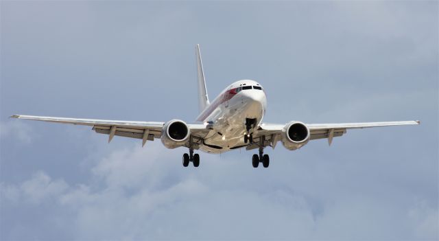 Boeing 737-700 (N869HH)