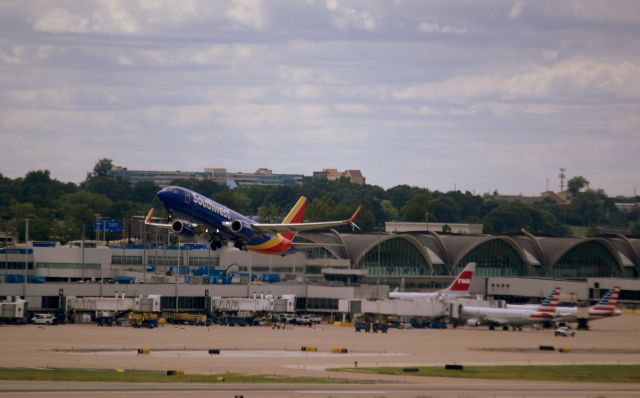 Boeing 737-800 (N8669B)