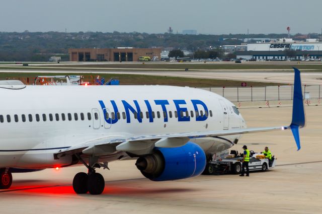 Boeing 737-800 (N39297) - Departing Gate B3