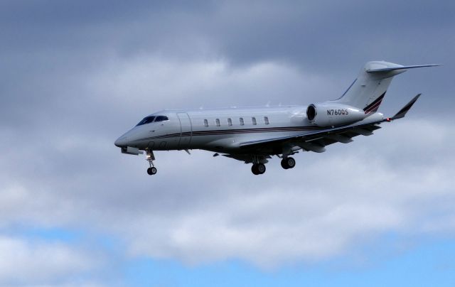 Canadair Challenger 350 (N760QS) - On final is this 2018 Bombardier Challenger 300 in the Autumn of 2018.
