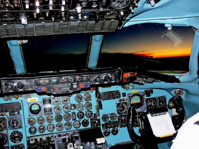Douglas DC-9-10 (YV-142T) - Old analog instrument panel.