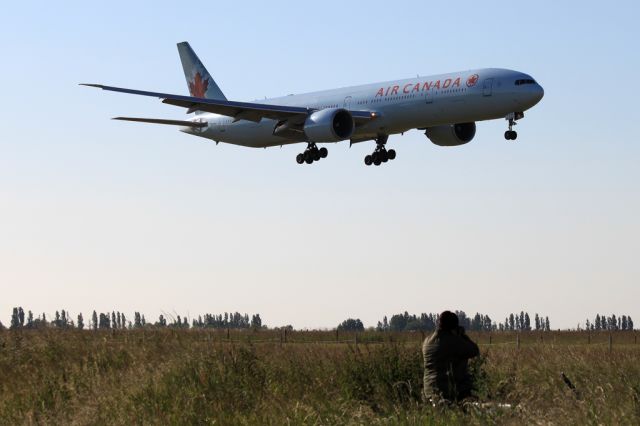 BOEING 777-200LR (C-FITL)