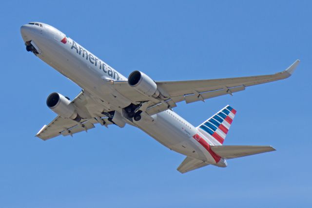 BOEING 767-300 (N384AA)