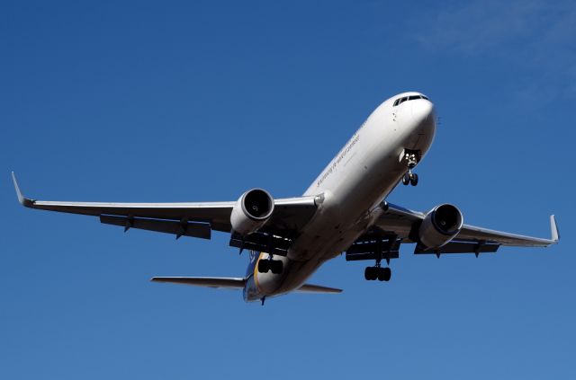 BOEING 767-300 (N322UP)