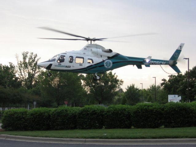 Bell JetRanger (N206CM) - Landing at the Northcross Urgent Care helipad in Huntersville, NC - 5/18/08