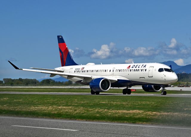 Airbus A220-300 (N305DU)