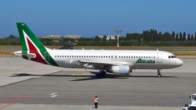 Airbus A320 (EI-DSA) - Alitalia Airbus A320-216 EI-DSA in Bari 