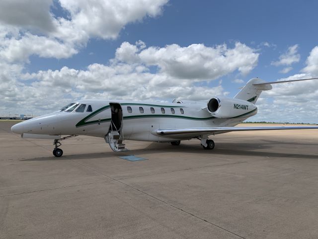 Cessna Citation X (N214WT) - Getting ready for takeoff in KAFW 