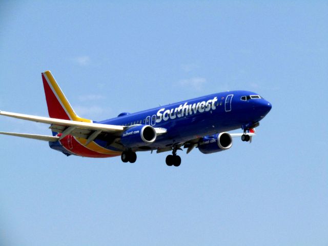 Boeing 737-800 (N8577Z) - Landing RWY 20R