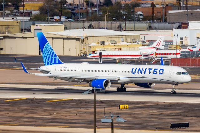 BOEING 757-300 (N78866) - A United Airlines 757-300 landing at PHX on 2/13/23, the busiest day in PHX history, during the Super Bowl rush. Taken with a Canon R7 and Canon EF 100-400 II L lens.