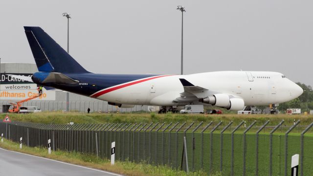 Boeing 747-400 (N743WA)