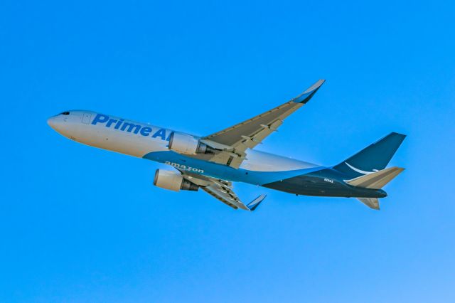 BOEING 767-300 (N251AZ) - Air Transport International 767-300 taking off from PHX on 11/6/22. Taken with a Canon 850D and Tamron 70-200 G2 lens.