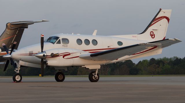 Beechcraft King Air 90 (N370U)