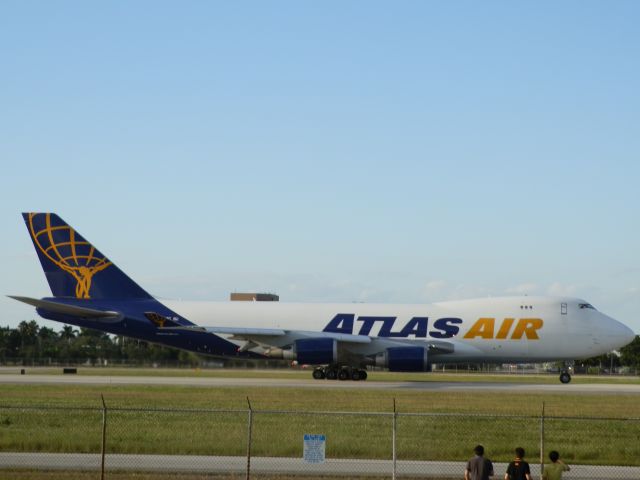 Boeing 747-400 (N415MC)