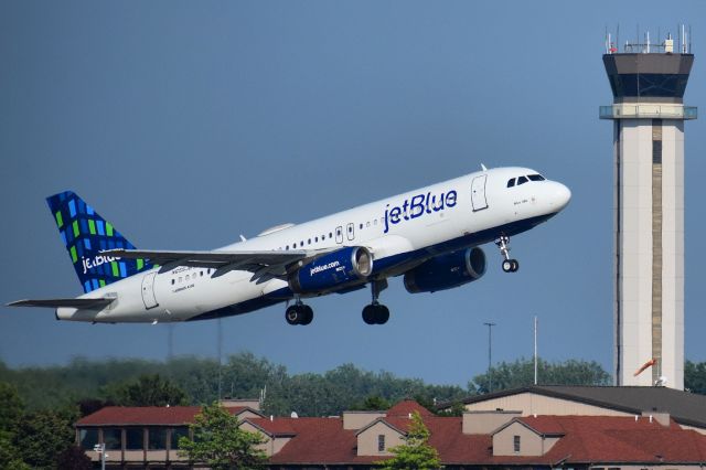 Airbus A320 (N655JB) - JetBlue Airbus A320 "Blue 100" departing the Buffalo Niagara International Airport (BUF) for New York City (JFK)br /br /- 100th Airbus A320 delivered to JetBlue