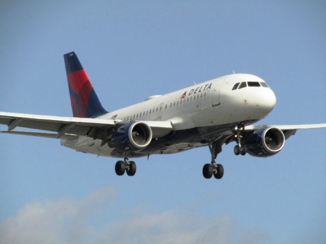 Airbus A319 (N318NB) - Landing RWY 20R