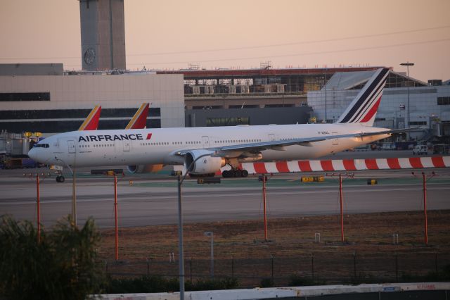 BOEING 777-300ER (F-GSQL)