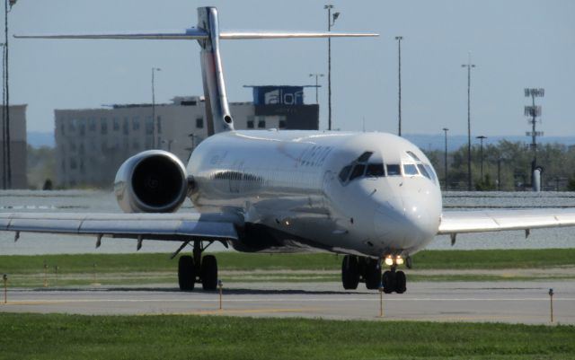 McDonnell Douglas MD-90 (N925DN) - *****SELECT FULL FOR HD******br /br /br /br /br /br /The last Delta MD90 taxiing out of Buffalo only a few flights away from it's last one ever.