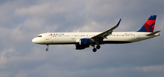 Airbus A321 (N113DX) - About to touch down is this 2021 Delta Air Lines Boeing 321-211 in the Autumn of 2023.