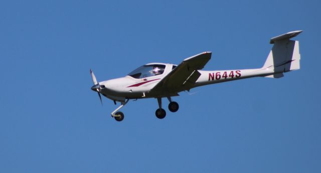 Diamond DV-20 Katana (N644S) - On final is this 2007 Diamond DV-20 Katana in the Summer of 2020.