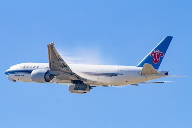 Boeing 777-200 (B-2075)