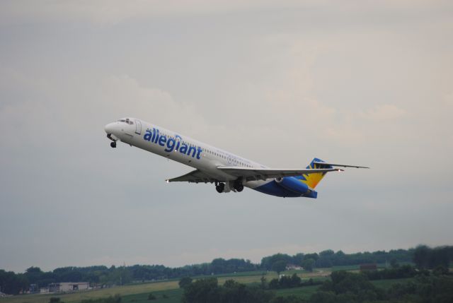 McDonnell Douglas MD-82 — - Departing to St. Petersburg, Florida. Couldnt get the tail number.