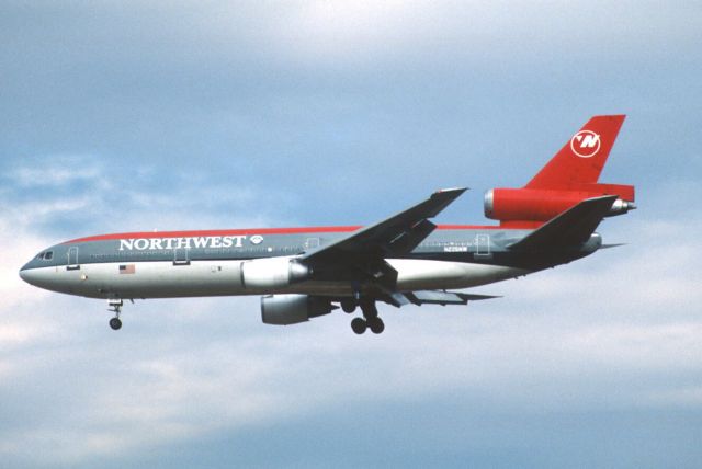 McDonnell Douglas DC-10 (N226NW) - Final Approach to Narita Intl Airport Rwy34L on 2004/01/01