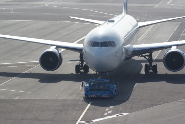 BOEING 767-300 (N394DL) - Delta Air Lines B767-324ER cn27394 push back