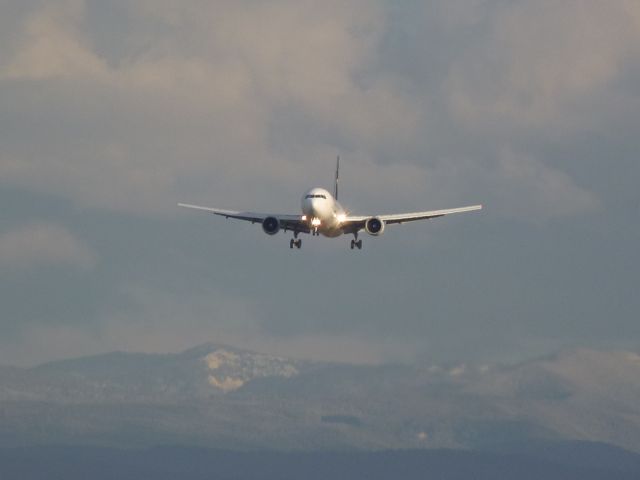 BOEING 767-300 (N325UP) - Coming in on 28L.