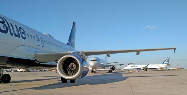 Airbus A320 (N597JB)