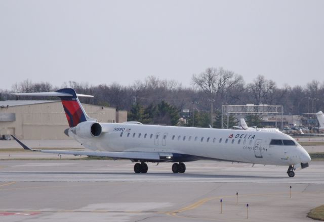 Canadair Regional Jet CRJ-900 (N181PQ) - Sharp Turn onto the runway.