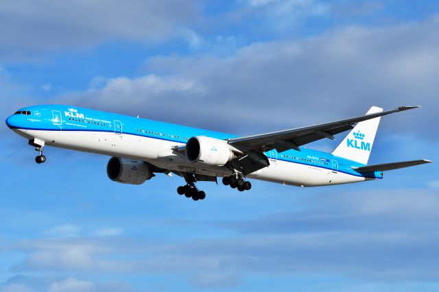 BOEING 777-300ER (PH-BVU) - KLM Boeing 777-306(ER) arriving at YYC on Jan 2.