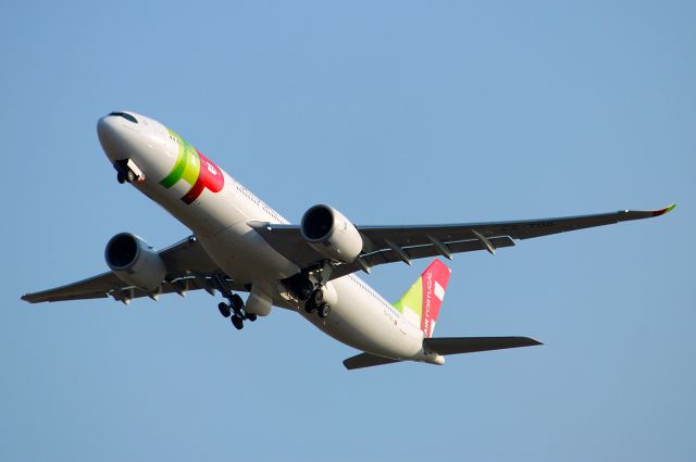 Airbus A330-300 (CS-TUG)