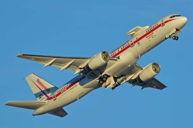 Boeing 757-200 (N757HW) - Honeywell Boeing 757-225 N757HW at Phoenix Sky Harbor on January 12, 2018. 