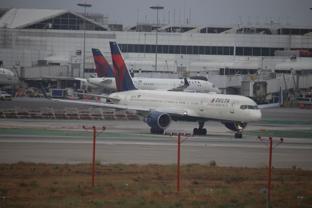 Boeing 757-200 (N535US)