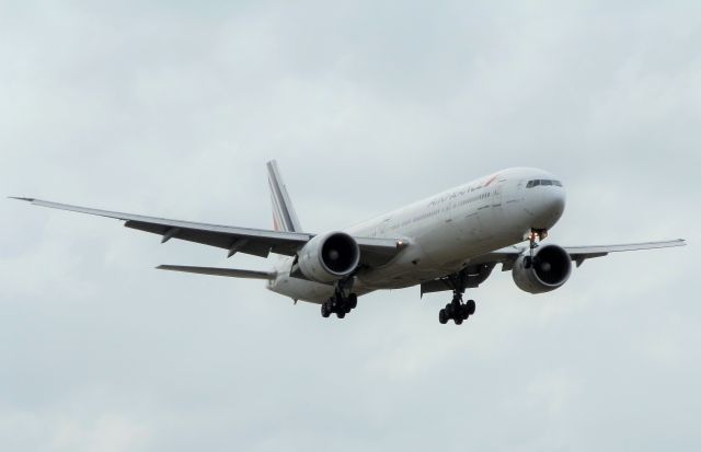 BOEING 777-300ER (F-GSQE)