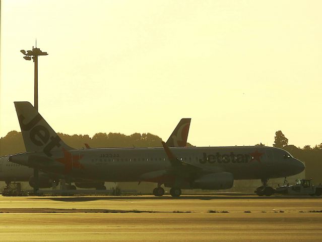 Airbus A320 (JA23JJ) - I took this picture on Oct 24, 2018.br /This plane is GK 519 Fukuoka line. The boarding time is approaching and it is being pulled to the gate 163.br /This plane is the first business flight of JA23JJ delivered to GK.