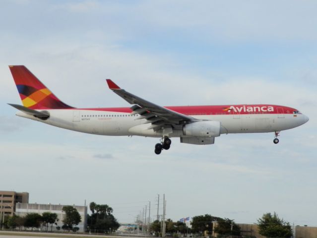 Airbus A330-200 (N975AV)