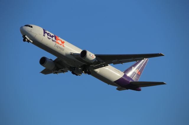 BOEING 767-300 (N152FE)