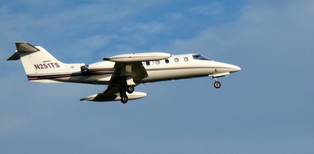 Learjet 25 (N251TS) - On short final is this 1975 Learjet 25B in the Summer of 2022