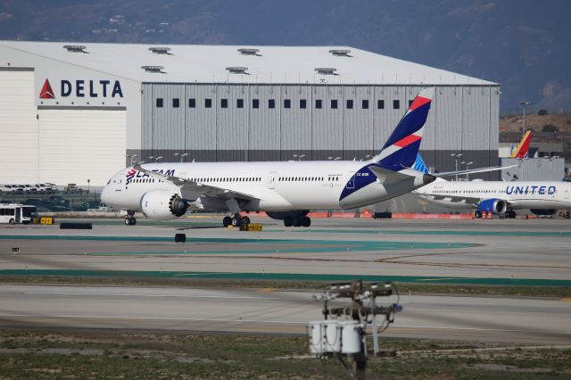Boeing 787-9 Dreamliner (CC-BGN)