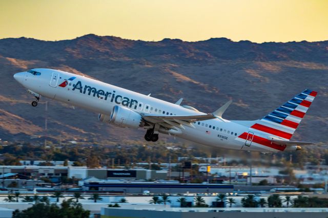 Boeing 737 MAX 8 (N316SE) - American Airlines 737 MAX 8 taking off from PHX on 10/16/22. Taken with a Canon 850D and Tamron 70-200 G2 lens.