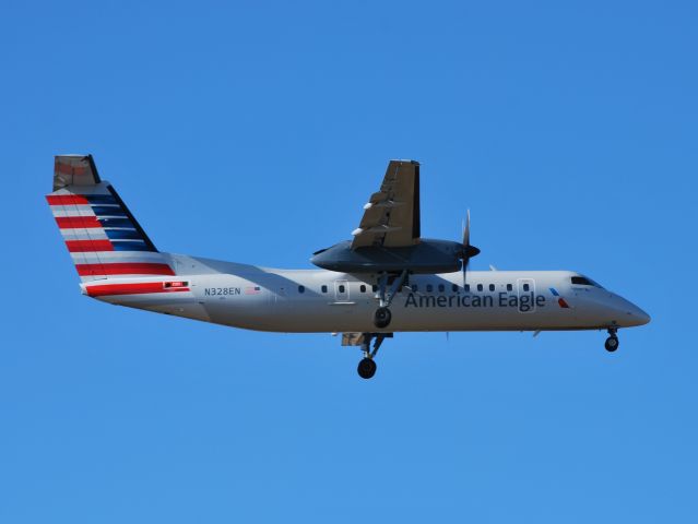 de Havilland Dash 8-300 (N328EN) - Final for runway 36R - 12/10/14