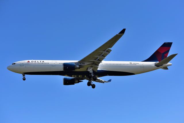 Airbus A330-300 (N823NW) - On final for 5-L on 09-19-20 carrying the Minnesota Vikings football team for their game against the Indianapolis Colts.