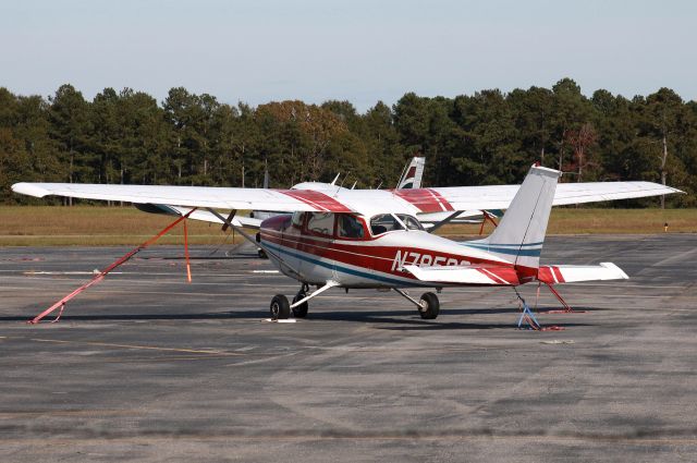 Cessna Skyhawk (N7852G) - Nice stripes on this 1970-built 172L Skyhawk.