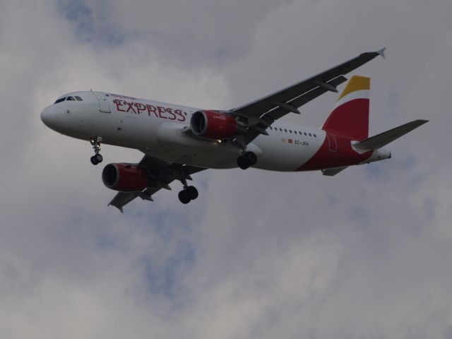 Airbus A320 (EC-JFH) - Landing 33L