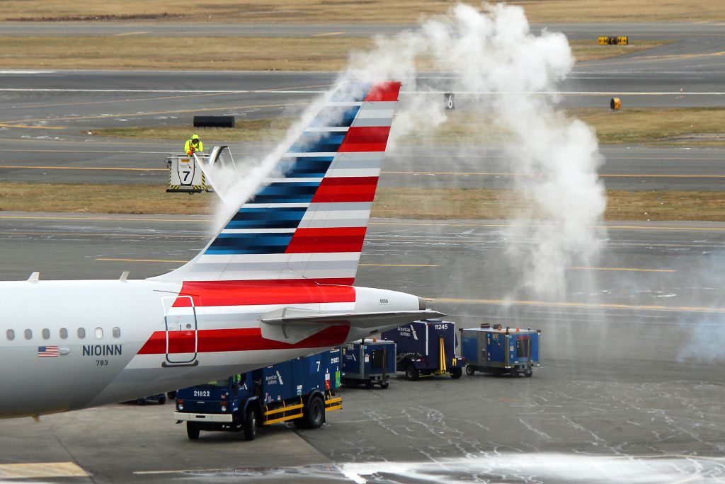 Airbus A321 (N101NN) - AA 333 getting a de-ice bath before heading out to Los Angeles