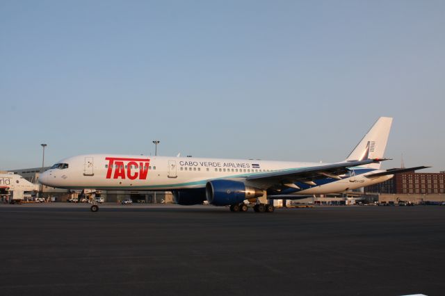 Boeing 757-200 (D4-CBP)