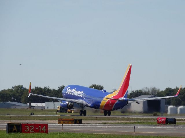 Boeing 737-800 (N8672F)